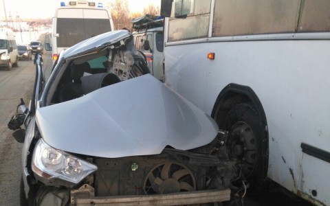 В селе Красное иномарка столкнулась с автобусом: водитель погиб на месте