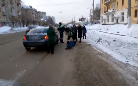 В Кирове очевидцы сняли на видео, как женщина на иномарке сбила пешехода