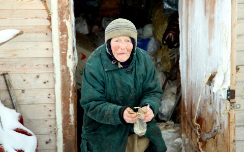 70-летняя старушка из Кирова 3 года живет в сарае с козами