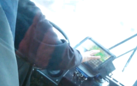 В Кирове водитель троллейбуса во время движения играла на планшете