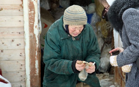 Дети бабушки Нины из Кирова обещали забрать ее домой из сарая
