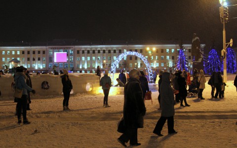 Стало известно, когда на Театральной площади уберут ледовый городок