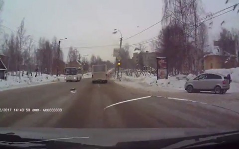 Видео: в Нововятске развернуло пассажирский автобус на пешеходном переходе