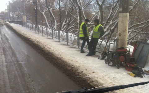 На Московской устанавливают ограждения из-за опасного склона