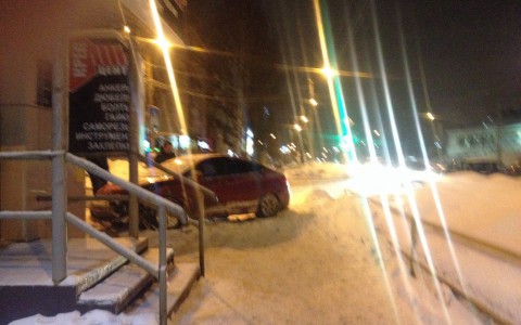 На Воровского иномарка едва не влетела в угол дома