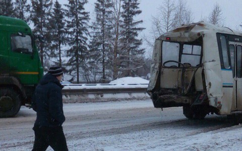 В Кирове КамАЗ влетел в пассажирский автобус