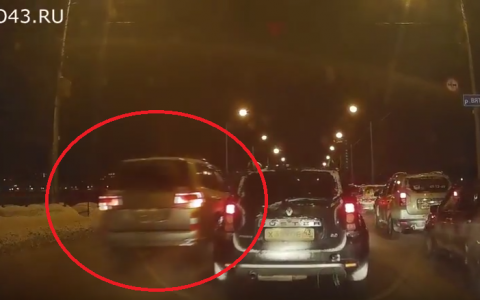 Видео: машина врио губернатора объехала пробку по встречке