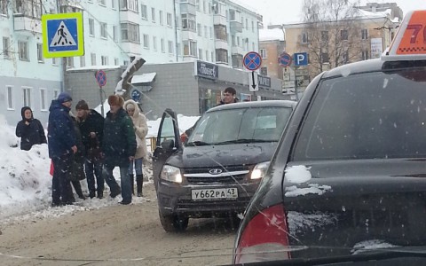 В центре Кирова на зебре сбили женщину с ребенком