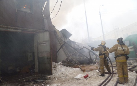 В МЧС рассказали о причине пожара в гаражных боксах на Солнечной