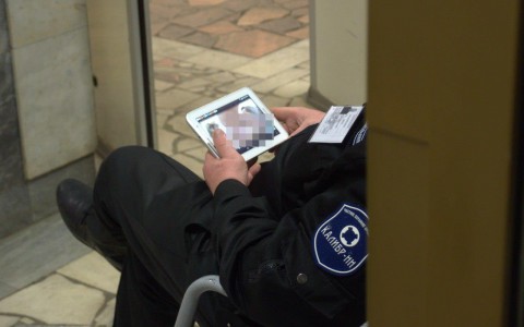 Прохожие сфотографировали, как на кировском вокзале охранник смотрит порно