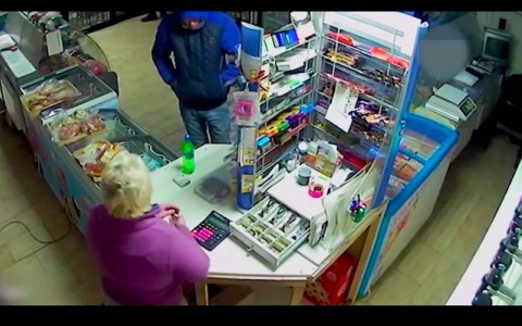 В Кировской области мужчина не стал грабить магазин из-за беременной женщины