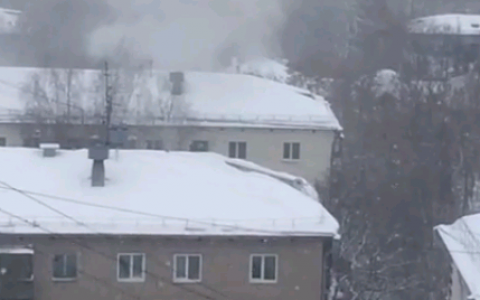 Кировские пожарные вытащили из горящей квартиры двух человек без сознания