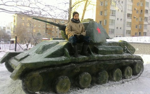 Кировчане из снега построили копию советского танка Т-70