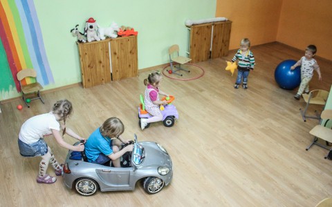 В Кирове родители пожаловались на то, что воспитатель заклеивала детям рты