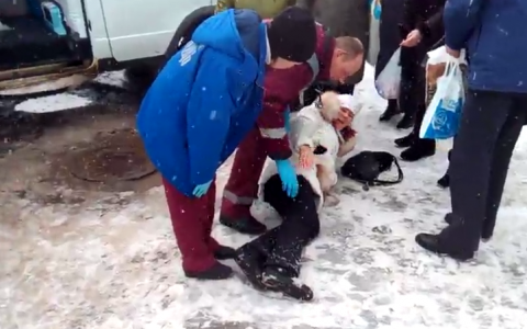 Видео: на Ленина женщина поскользнулась на льду и сломала ногу