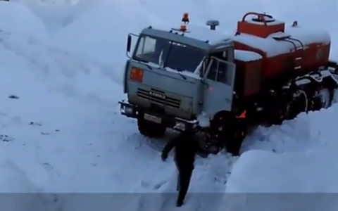 Видео: в Кировской области пьяный водитель бензовоза чуть не сбил пешехода
