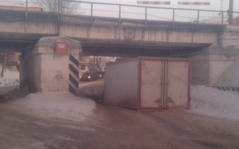 В Котельниче у большегруза снесло кузов под низким мостом