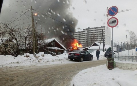 В Кирове рядом с новостройкой вспыхнул дом: 30 спасателей работали на месте ЧП