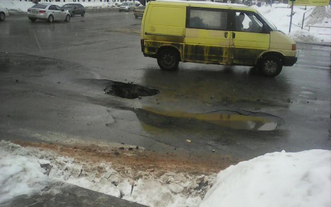 На перекрестке Воровского и Солнечной  провалился асфальт