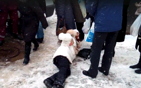 Тротуар на Ленина обработали только после того, как женщина сломала там ногу