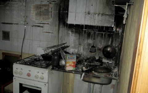 В Кирове супруги чуть не погибли, налив в чайник бензин вместо воды