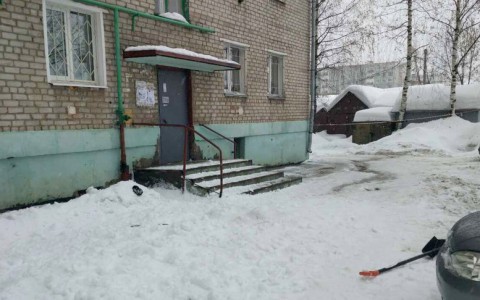 В Кирове с крыши пятиэтажки упал рабочий: мужчина погиб на месте