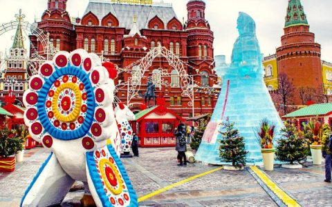 Центр Москвы украсили гигантскими фигурами дымковской игрушки