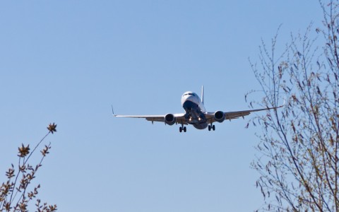 Глава региона предложил "Саратовским авиалиниям" продавать билеты от 999 рублей