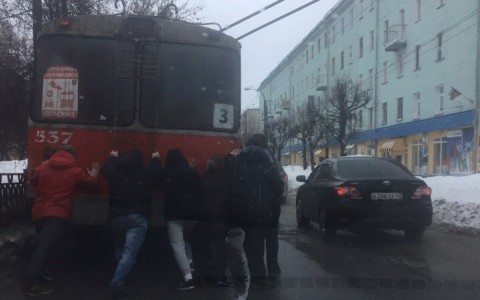 На Октябрьском проспекте пассажиры толкали троллейбус 3 маршрута