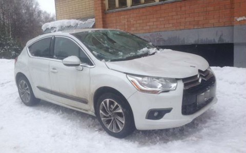 В Кирове с 9-этажного дома на иномарку упал снег