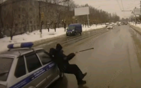 Появилось видео ДТП, где сотрудник Росгвардии сбивает пешехода на зебре