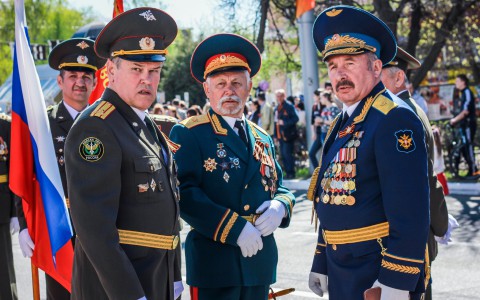 "Я желаю, чтобы все мужчины благополучно сходили в армию": дети рассказали, кому и что нужно делать 23 февраля