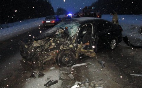 В Чепецке водитель иномарки чудом выжил, столкнувшись с "Уралом" и трактором