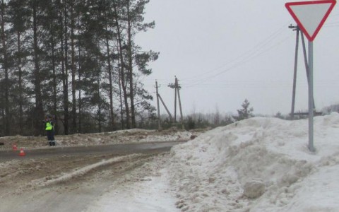 В Кировской области иномарка сбила остановку общественного транспорта