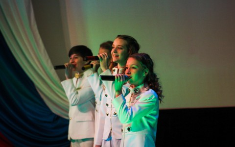 В Чепецке во время выступления девочка упала под трибуны