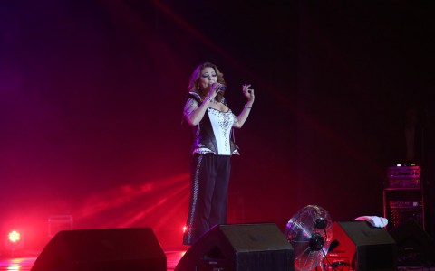 Что обсуждают в Кирове: падение девушки с девятого этажа и общение фанатов с певицей Сандрой