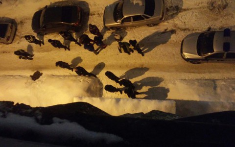 В центре Кирова неизвестный с ножом напал на мужчину и порезал ему горло