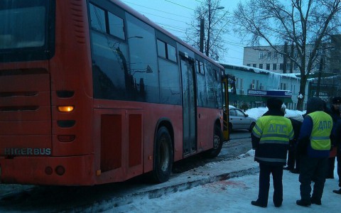 Очевидцы: «На улице Попова женщина попала под колеса автобуса»