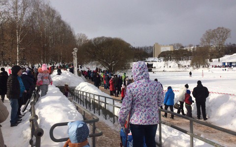В парк имени Кирова на проводы зимы пришли сотни горожан