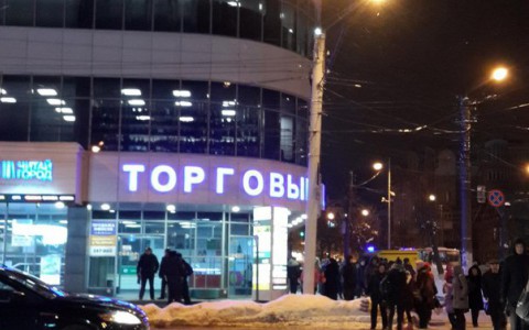 Из торгового центра «Крым» эвакуировали продавцов и посетителей