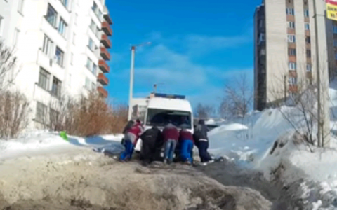 В Кирове медики выталкивали машину "Скорой", чтобы выехать со двора