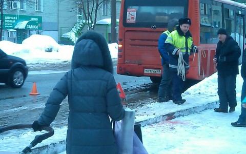 После ДТП с автобусом на улице Попова женщина умерла в машине «скорой»