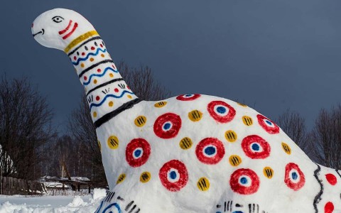 Кировчанин слепил дымковского динозавра высотой с человеческий рост