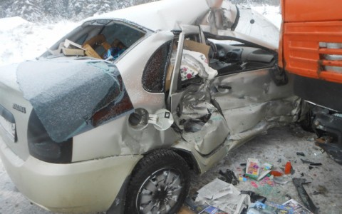 В Кировской области «Лада» влетела под стоящий на обочине «КамАЗ»