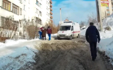 Стало известно, кого накажут за застрявшую в снежном дворе скорую