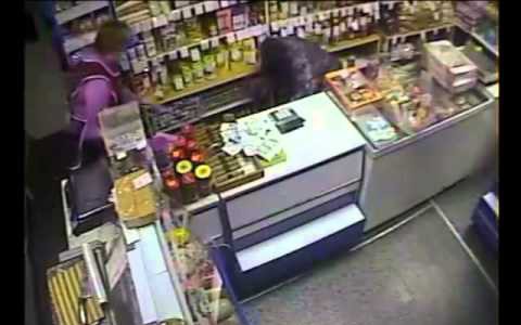 В Кирове подросток брызнул продавцу в лицо из газового баллончика и забрал деньги