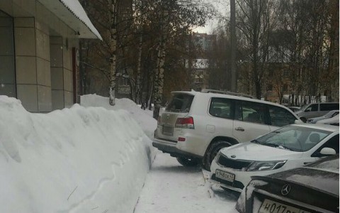 На сугробе, на бордюре, на переходе: 13 фото мастеров парковки в Кирове