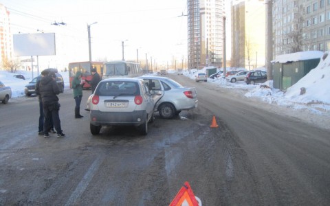 В Кирове "Лада" врезалась в иномарку: пострадал 4-летний ребенок