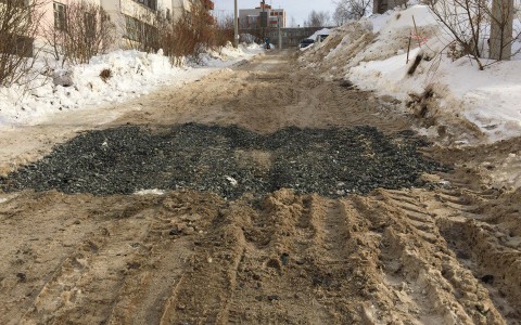 После истории с застрявшей скорой на проспекте Строителей засыпали ямы