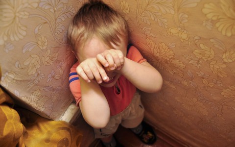 В Кировской области мать бросила троих детей в неотапливаемом доме